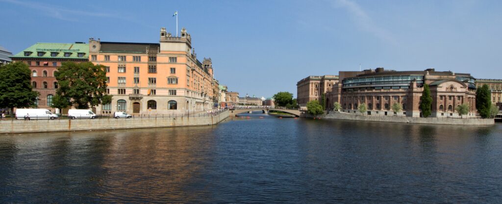 Bild på Rosenbad, Riksbron och Riksdagen illustrerar beslut om coronastöd