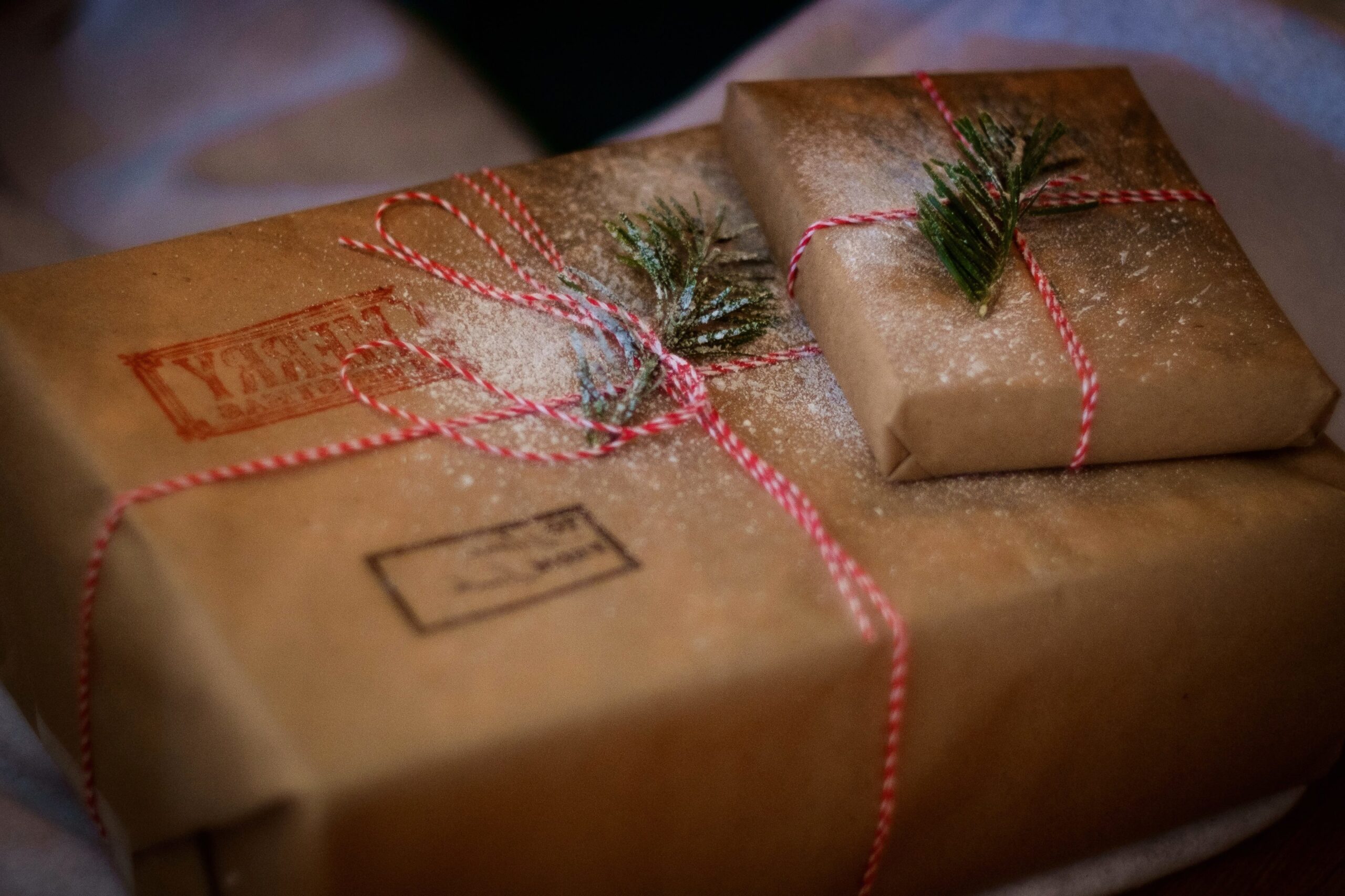 Inslagna paket, illustrerar att även ägare utan andra anställda kan få julgåva från sitt bolag skattefritt (del 3 Redovisning, Srf konsulterna)