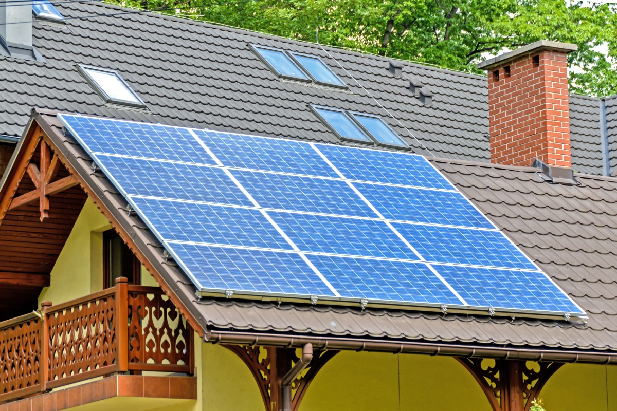 Bild på solceller på hustak, illustrerar att skattereduktionen för installation av solceller förstärktes i rambeslutet för budgeten 2023.