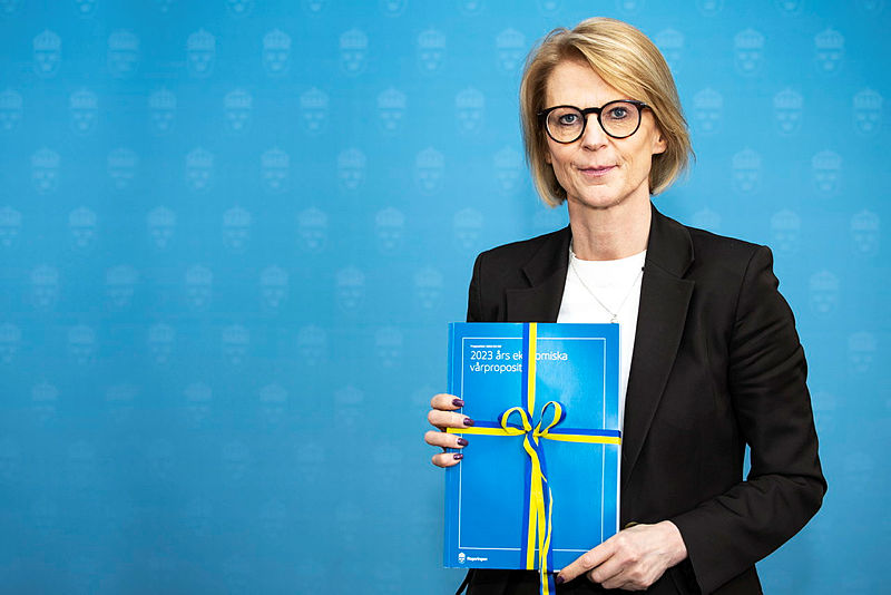 Finansminister Elisabeth Svantesson visar upp vårbudgeten 2023 (2023 års ekonomiska vårproposition) med ramarna för höstbudgeten